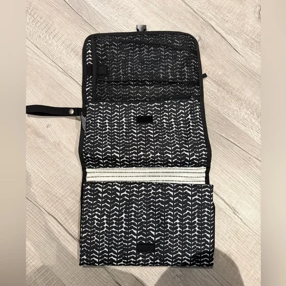 Skip Hop Black and White Chevron Baby Bag - Picture 2 of 4